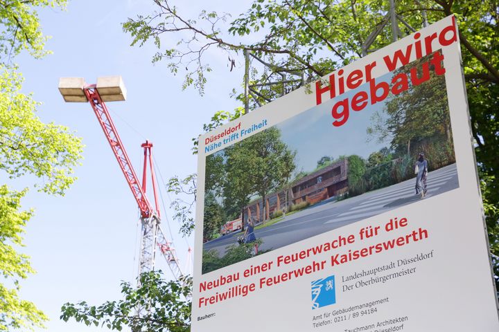 Ein Bauschild weisst auf den Neubau der Feuerwache hin © Landeshauptstadt Düsseldorf/Ingo Lammert 